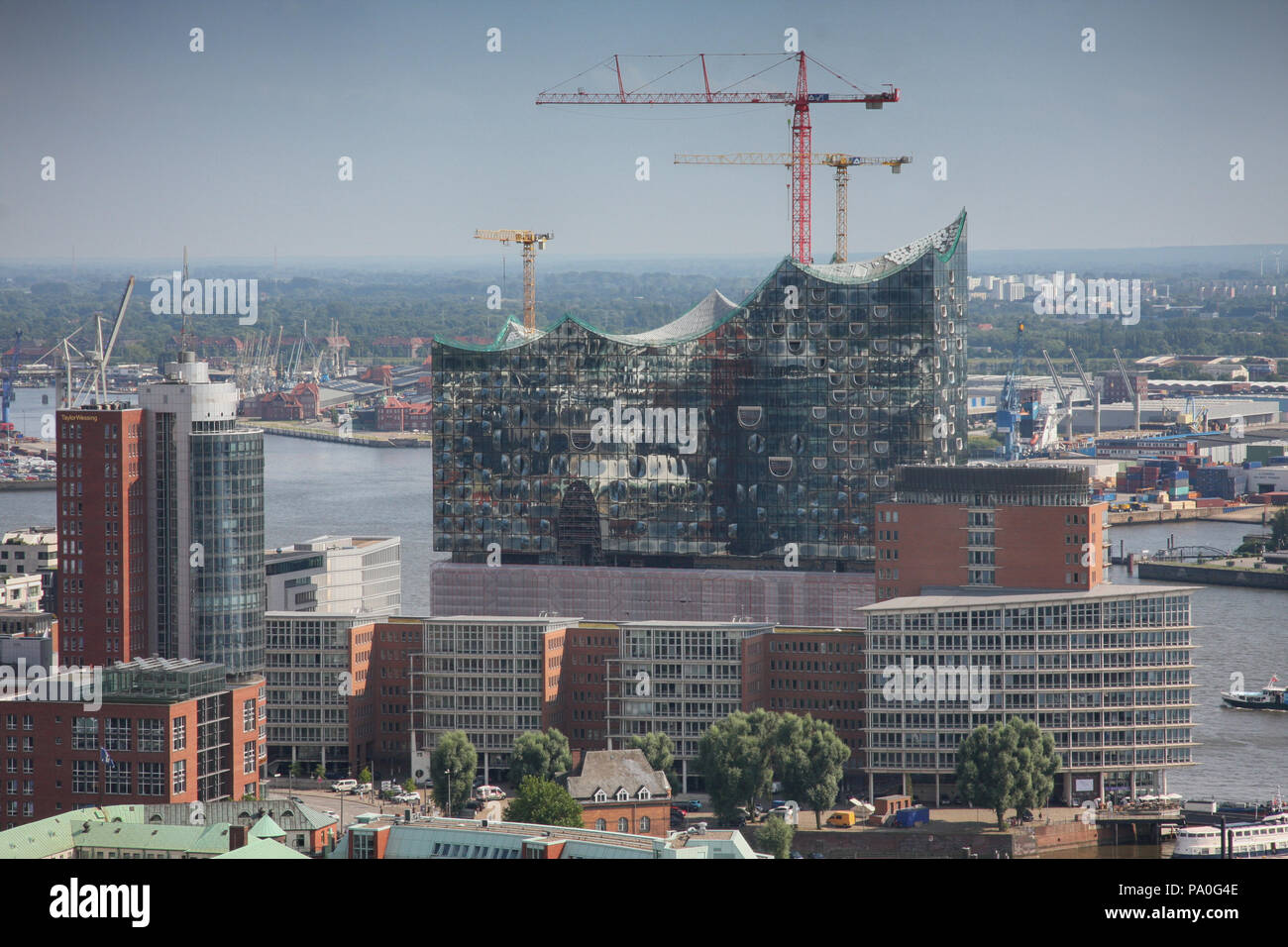 Amburgo, Germania - 28 Luglio 2014: vista del quartiere Hafencity nel distretto di Amburgo Mitte, sul fiume Elba Isola Grasbrook, uno dei più Foto Stock