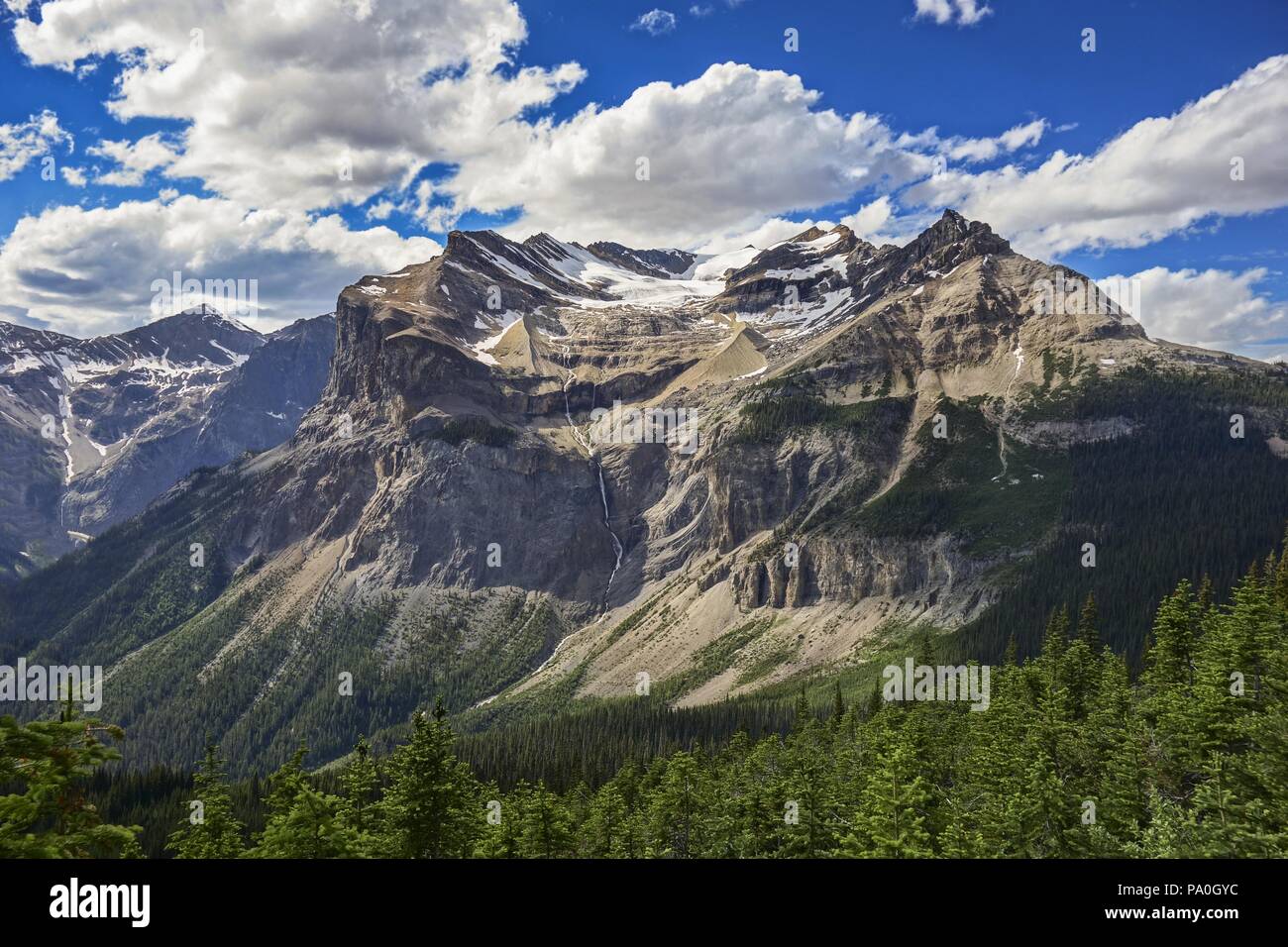 Drammatica Cloudscape Sky e lontane vette Vette sul grande sentiero escursionistico sopra il Lago di Smeraldo nel Parco Nazionale di Yoho, Montagne Rocciose Canadesi Foto Stock