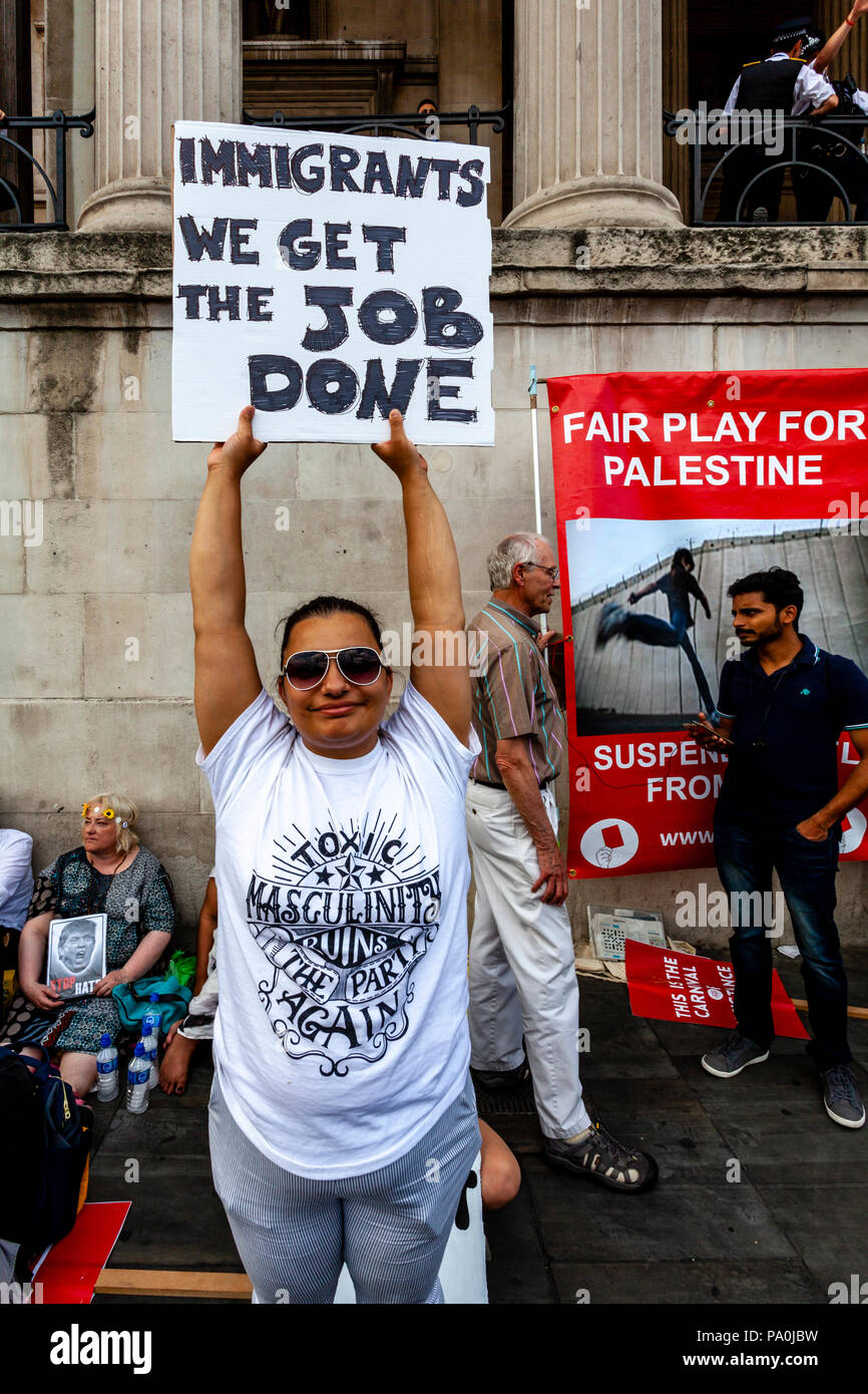 Una donna può contenere fino a Pro immigrato segno durante un Anti Trump protesta, Trafalgar Square, Londra, Inghilterra Foto Stock