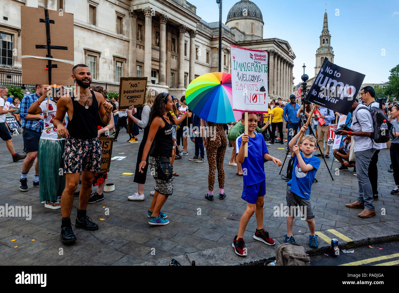 Anti Trump i manifestanti, Trafalgar Square, Londra, Inghilterra Foto Stock