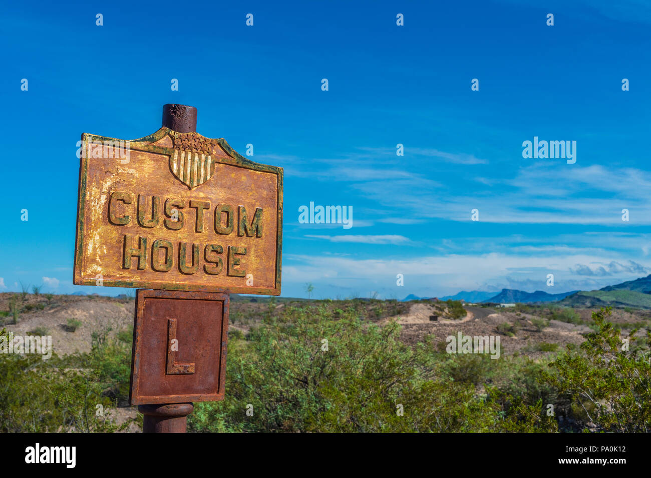 Casa doganale segno a Castolon storico quartiere del Parco nazionale di Big Bend in Texas. Storico di attraversamento di confine zona. Foto Stock