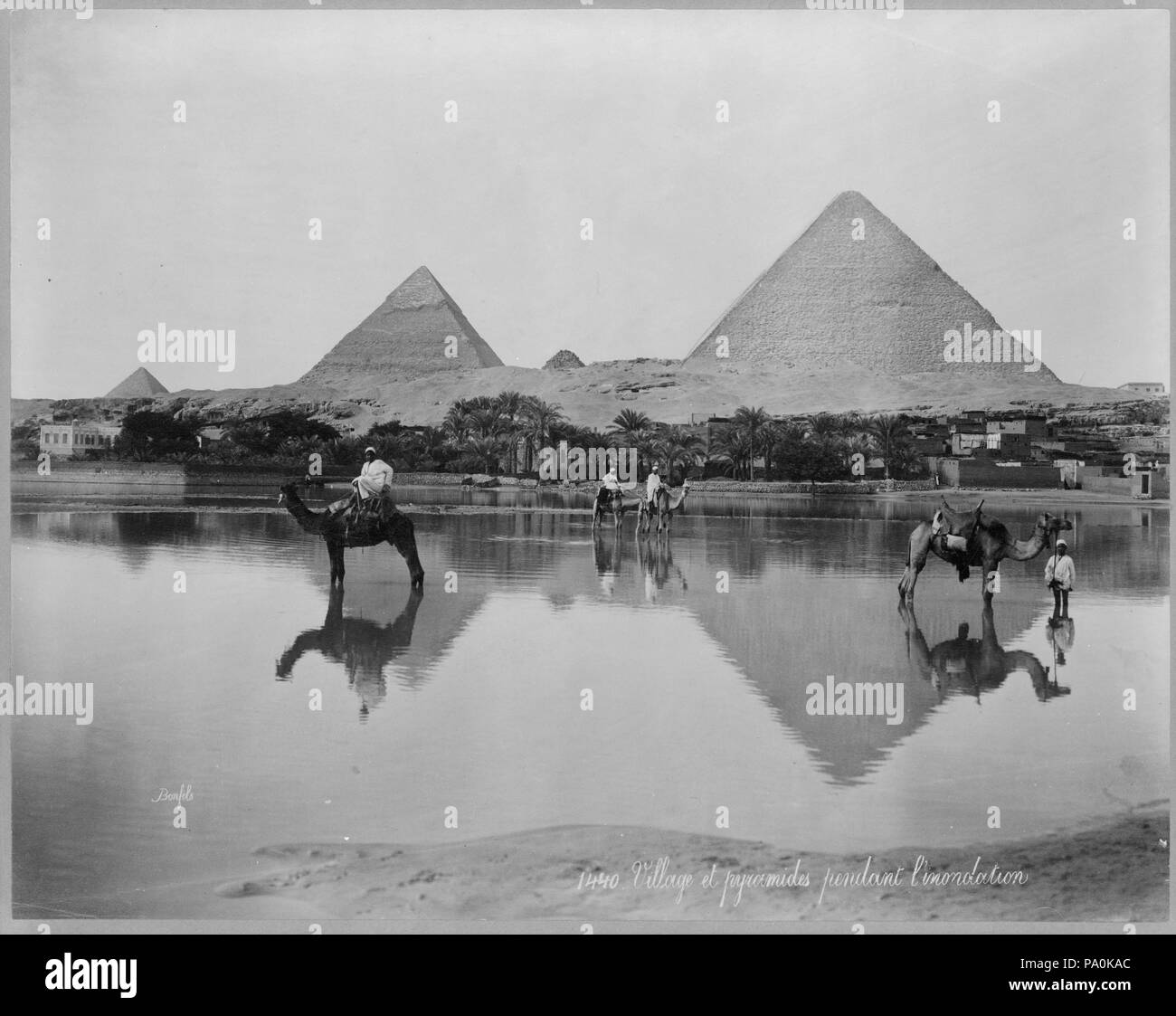 . Inglese: Titolo: Egitto. Village e piramidi durante l'alluvione e tempo. ca. 189- Abstract: mostra fotografica di uomini sui cammelli e un uomo in piedi accanto a un cammello Nello shallow acqua di inondazione, con piramidi sullo sfondo, in Egitto. Descrizione fisica: 1 stampa fotografica. Note: Titolo didascalia di scheda e voce.; lotto suddivisione oggetto: Egitto.; fa parte di: Frank e Francesca Carpenter Collection (Biblioteca del Congresso). tra il 1890 e il 1900 610 Egitto. Village e piramidi durante l'alluvione e tempo. ca. 189- LCCN2001705532 Foto Stock