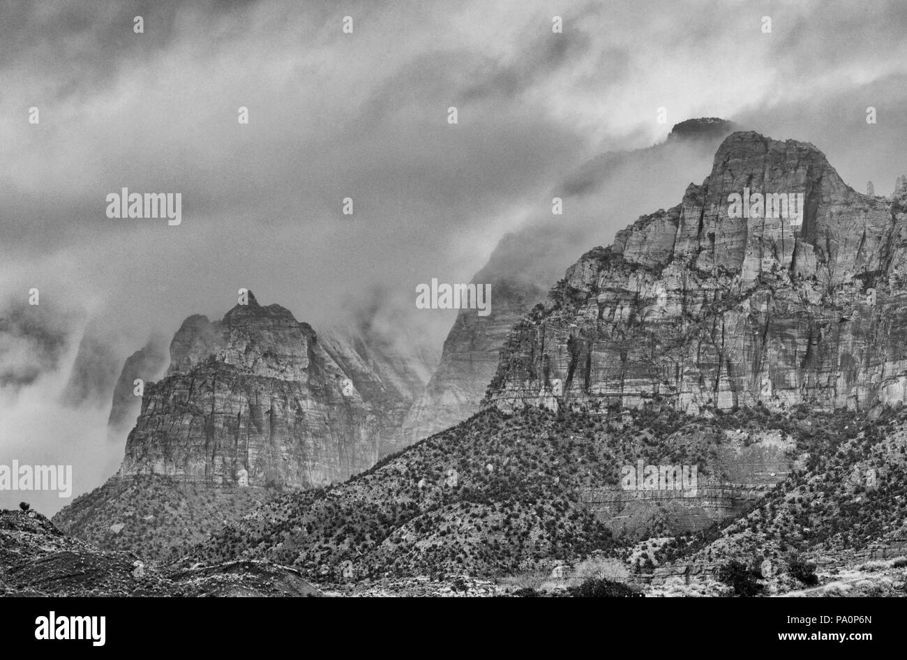 Parco Nazionale di Zion Area; deserto; il paesaggio; tempesta di neve; nubi Foto Stock