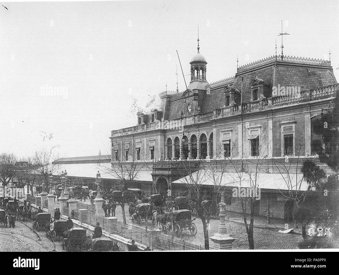 . Inglese: Ferrocarril Santa Fe, in zona Stazione Centrale (popolarmente conosciuta come La Francesa). Costruito nel 1885, fu il capolinea dei treni Stazione della città di Santa Fe in Argentina. La costruzione sarebbe stata abbattuta nel 1962 e sostituita da un bus terminus. circa 1911 631 Ex Estacion de omnibus belgrano Foto Stock