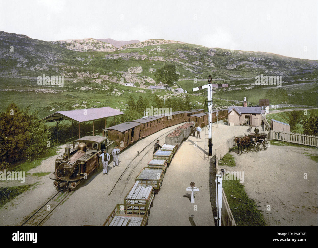 . Inglese: due treni della ferrovia Ffestiniog a Tan y Bwlch Station . tra il 1890 e il 1905 644 Ffestiniog-Railway-07419u Foto Stock