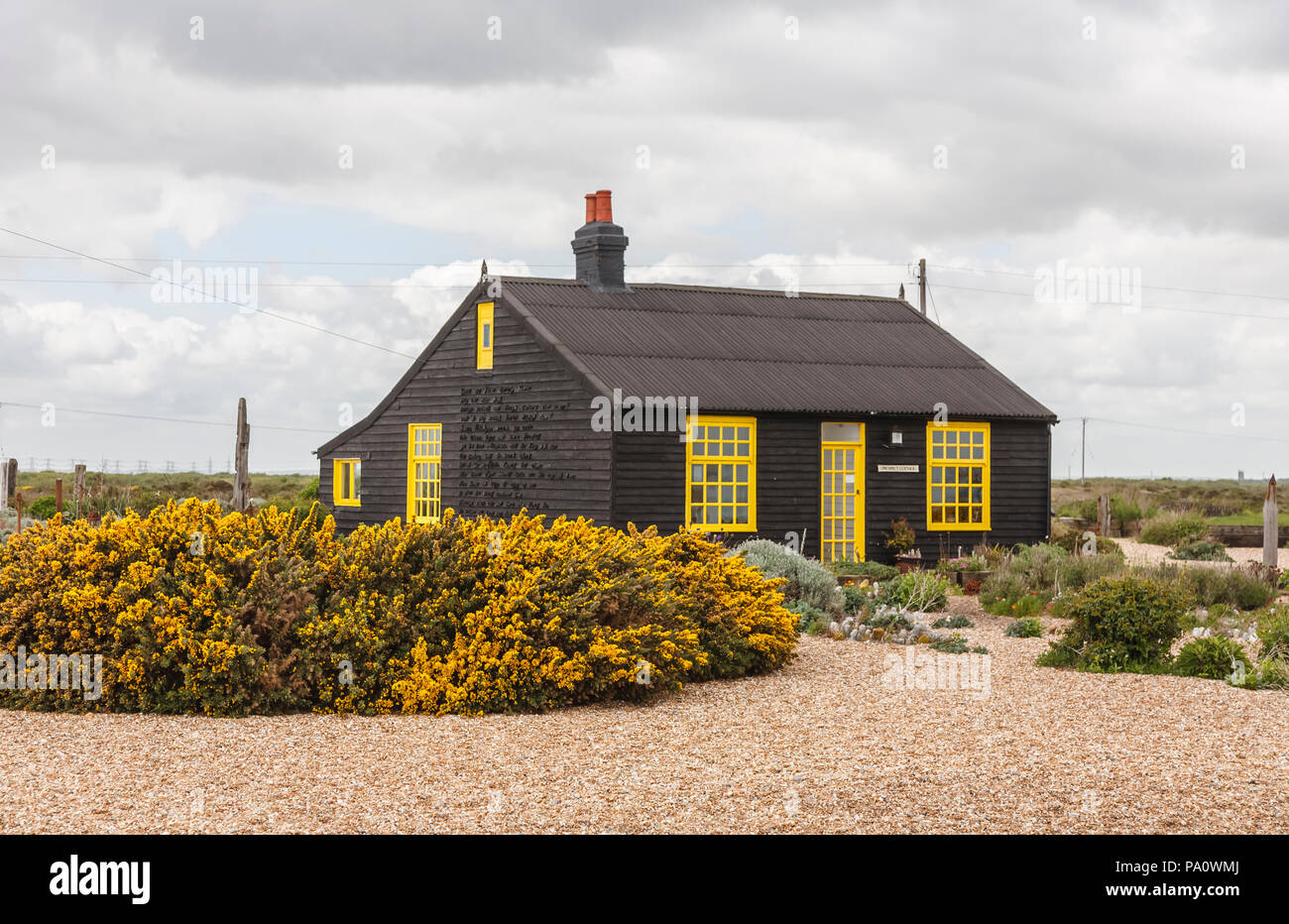 Giardino frontale di prospettiva Cottage, casa di Derek Jarman, regista, sulla spiaggia di ciottoli a Dungeness, Shepway district, Kent Foto Stock