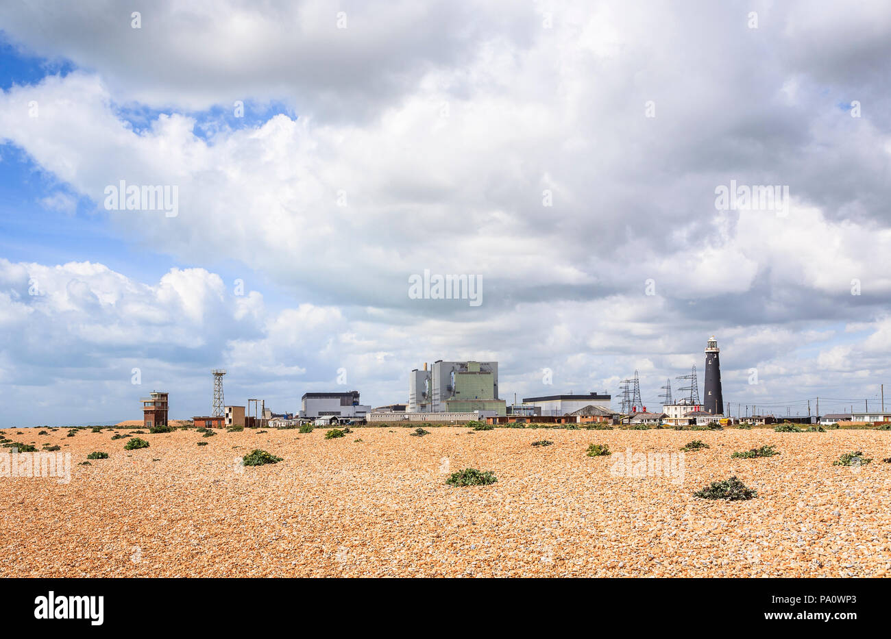 Dungeness B Centrale Nucleare e faro di Dungeness, Lydd, Shepway district, Kent dietro la spiaggia di ghiaia Foto Stock