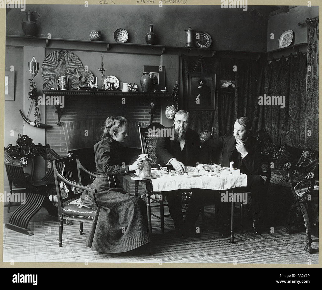 668 Frances Benjamin Johnston avente un tè con Elbert Hubbard (estrema destra) e James Burton Stagno (centro) al suo studio a Washington D.C., c1900 Foto Stock