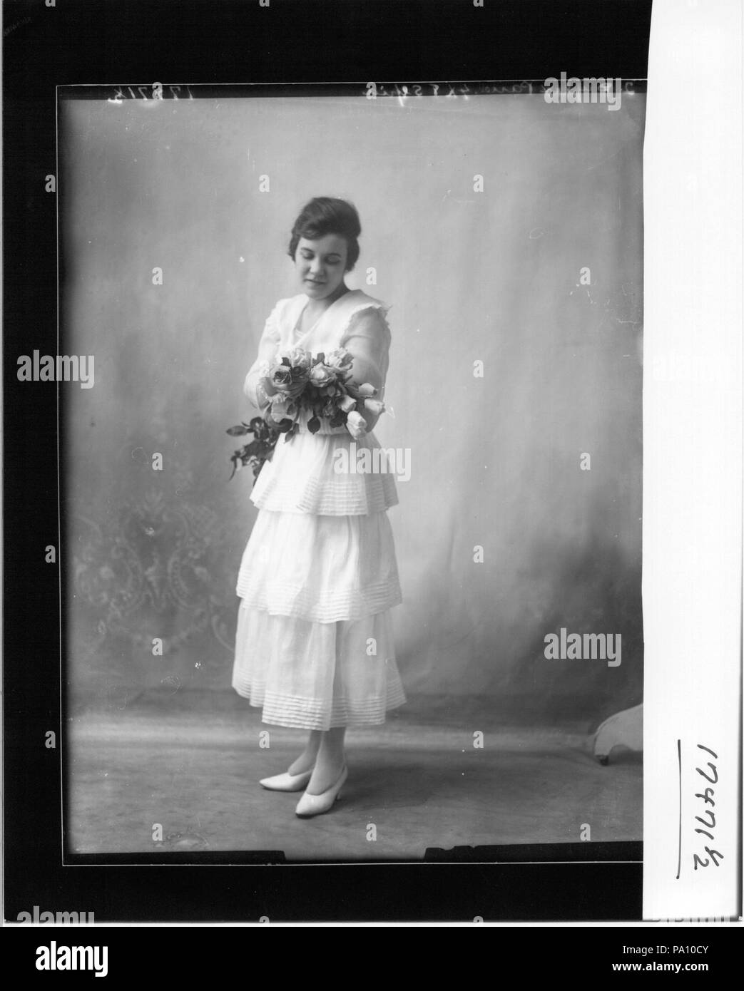683 lunghezza piena fotografia ritratto di Charlotte Vivian Cochran con fiori 1918 (3191656416) Foto Stock