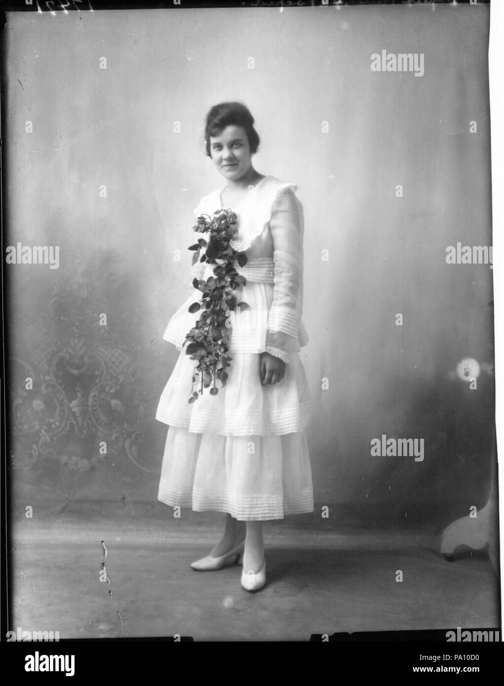 683 lunghezza piena fotografia ritratto di Charlotte Vivian Cochran con fiori 1918 (3191681550) Foto Stock