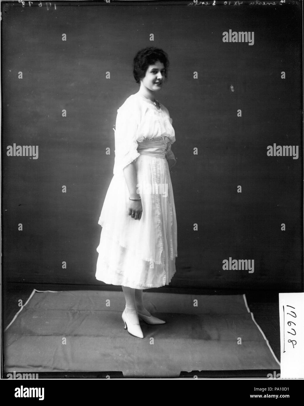 683 a piena lunghezza ritratto fotografia di Esther Seymons 1918 (3191700248) Foto Stock