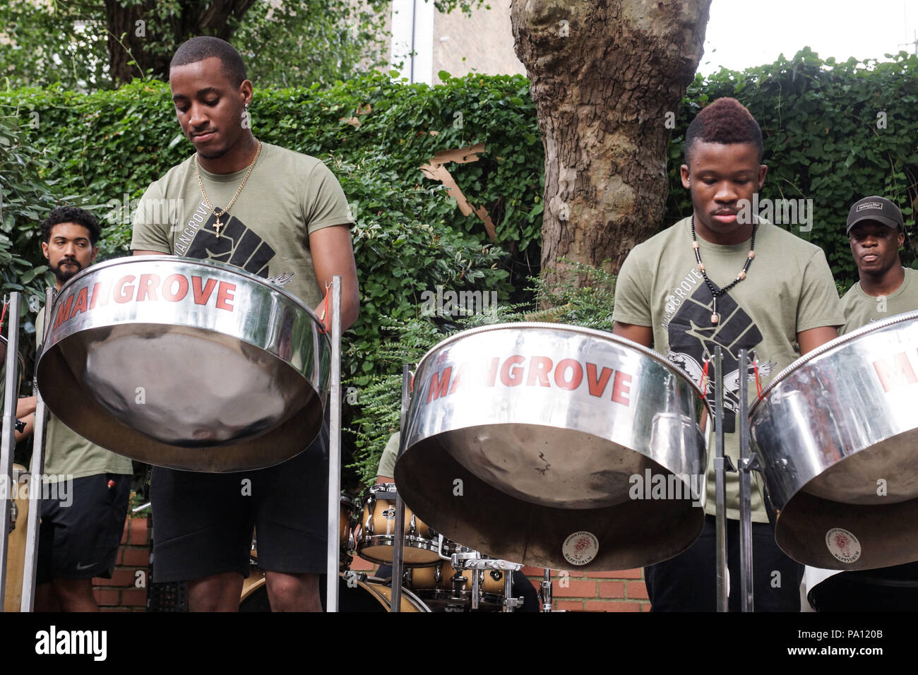 Londra, Regno Unito. 19 Luglio, 2018. Carnevale di Notting Hill premere avvio al tabernacolo in Powis Square, Londra. Dopo Mangrove Steel Band di introduzione, Ansel Wong introduce i membri del London carnevale di Notting Hill imprese fiducia e Maurisa Selene Coleman esegue in costume. Credito: Peter Hogan/Alamy Live News Foto Stock