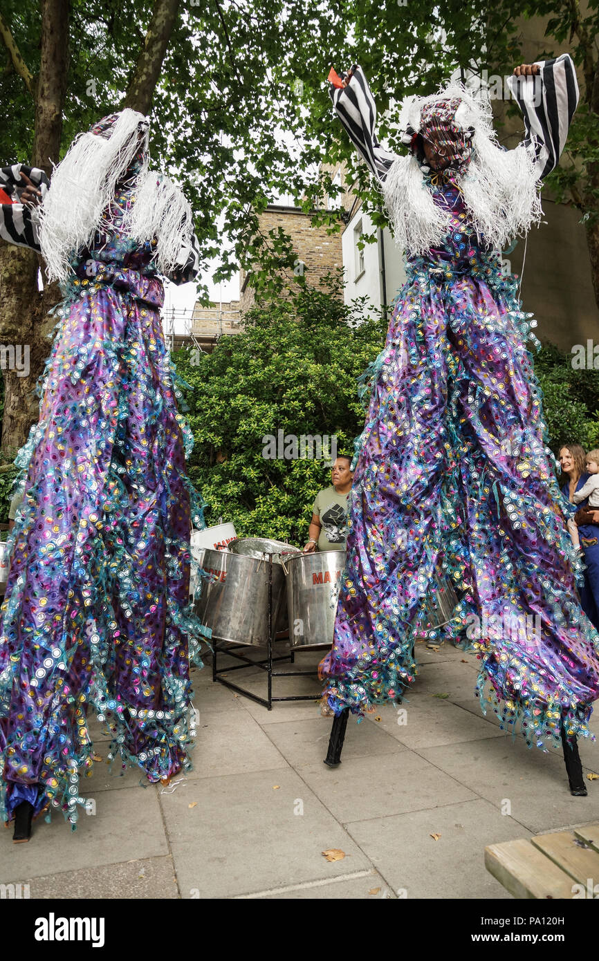 Londra, Regno Unito. 19 Luglio, 2018. Carnevale di Notting Hill premere avvio al tabernacolo in Powis Square, Londra. Dopo Mangrove Steel Band di introduzione, Ansel Wong introduce i membri del London carnevale di Notting Hill imprese fiducia e Maurisa Selene Coleman esegue in costume. Credito: Peter Hogan/Alamy Live News Foto Stock