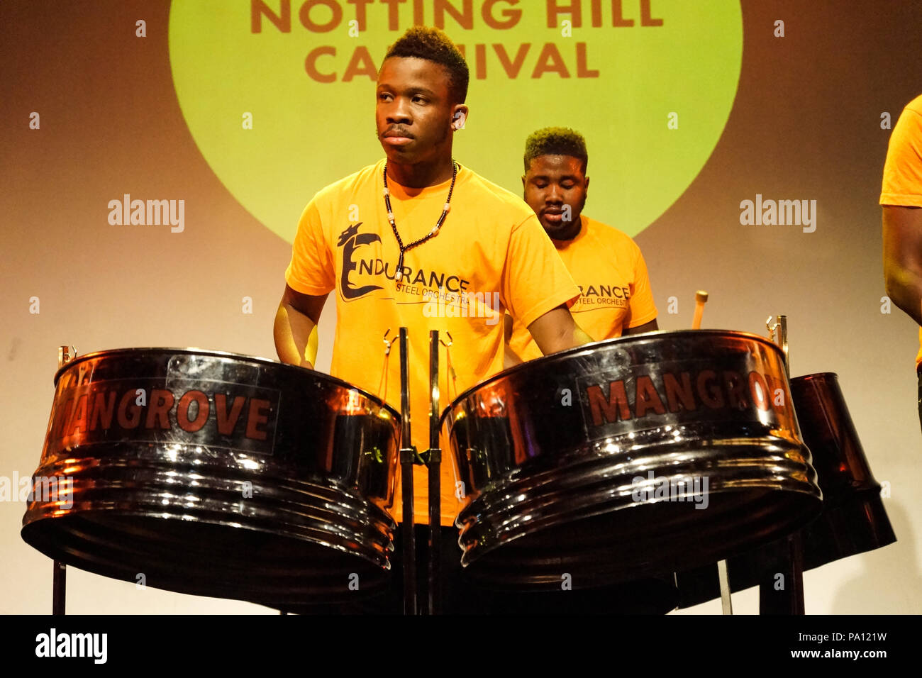 Londra, Regno Unito. 19 Luglio, 2018. Carnevale di Notting Hill premere avvio al tabernacolo in Powis Square, Londra. Dopo Mangrove Steel Band di introduzione, Ansel Wong introduce i membri del London carnevale di Notting Hill imprese fiducia e Maurisa Selene Coleman esegue in costume. Credito: Peter Hogan/Alamy Live News Foto Stock