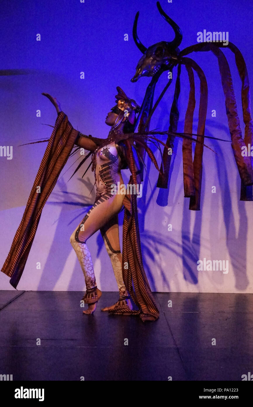 Londra, Regno Unito. 19 Luglio, 2018. Carnevale di Notting Hill premere avvio al tabernacolo in Powis Square, Londra. Dopo Mangrove Steel Band di introduzione, Ansel Wong introduce i membri del London carnevale di Notting Hill imprese fiducia e Maurisa Selene Coleman esegue in costume. Credito: Peter Hogan/Alamy Live News Foto Stock