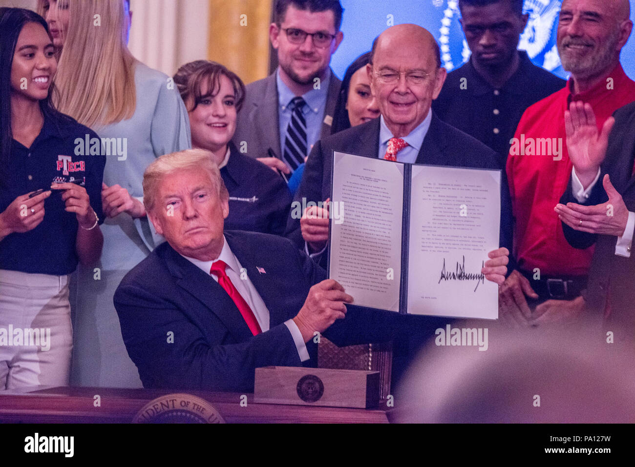 Washington DC, Luglio 9, 2018 USA: Presidente Trump detiene un 'pegno in America i lavoratori' evento nella Sala Est della Casa Bianca. Egli può contenere fino ha firmato un ordine esecutivo. Credito: Patsy Lynch/Alamy Live News Foto Stock