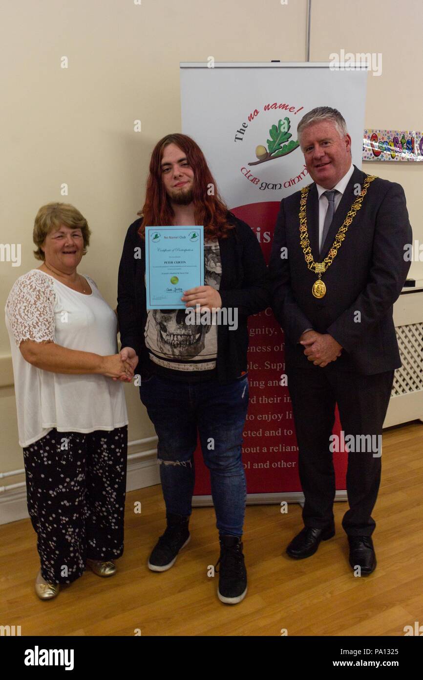 La città di Cork, Irlanda. 19 Luglio, 2018. Stasera St Josephs nessun nome Club si sono incontrati per la loro annuale ceromoney graduazione in St Josephs Community Center di Mayfield. Ogni host/Hostess si sono aggiudicati un certificato per il loro complation dell'anno da Carrole Goulding e il Sindaco di Cork, Mick Finn. Qui raffigurato è Pietro Curtin. Nessun nome! Club il rispetto della dignità e valore e unicità di tutti i giovani supportando, sostenendo e contribuendo a salvaguardare il loro diritto a godere della vita, si sentono rispettati e di maturare senza una dipendenza da alcol e di altre droghe. Credito: Damian Coleman/Alamy Live News Foto Stock