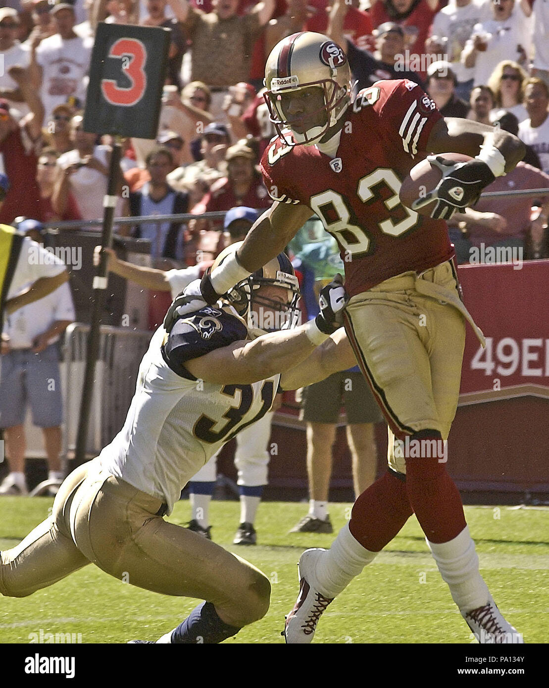 San Francisco, California, Stati Uniti d'America. 6 Ottobre, 2002. San Francisco 49ers wide receiver J.J. Stokes (83) prende il via da San Louis Rams defensive back Adam Archuleta (31) Domenica, 6 ottobre 2002, a San Francisco, California. Il 49ers sconfitto i montoni 37-13. Credito: Al di Golub/ZUMA filo/Alamy Live News Foto Stock