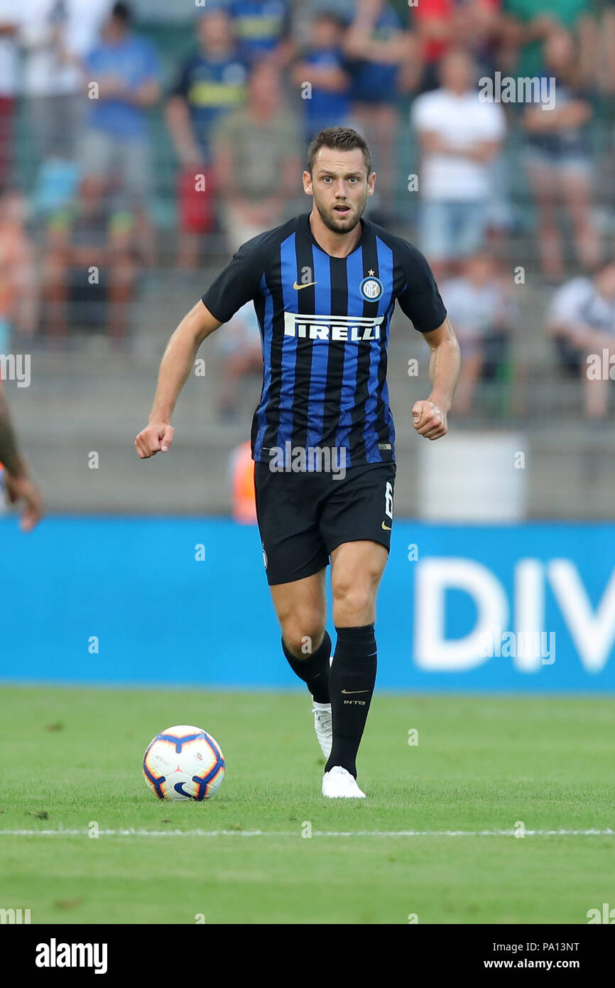 Stefan De Vrij (Inter) durante l'italiano la pre-stagione amichevole tra FC Lugano 0-3 FC Inter a Cornaredo Stadium il 14 luglio 2018 a Lugano, Svizzera. Credito: Maurizio Borsari/AFLO/Alamy Live News Foto Stock