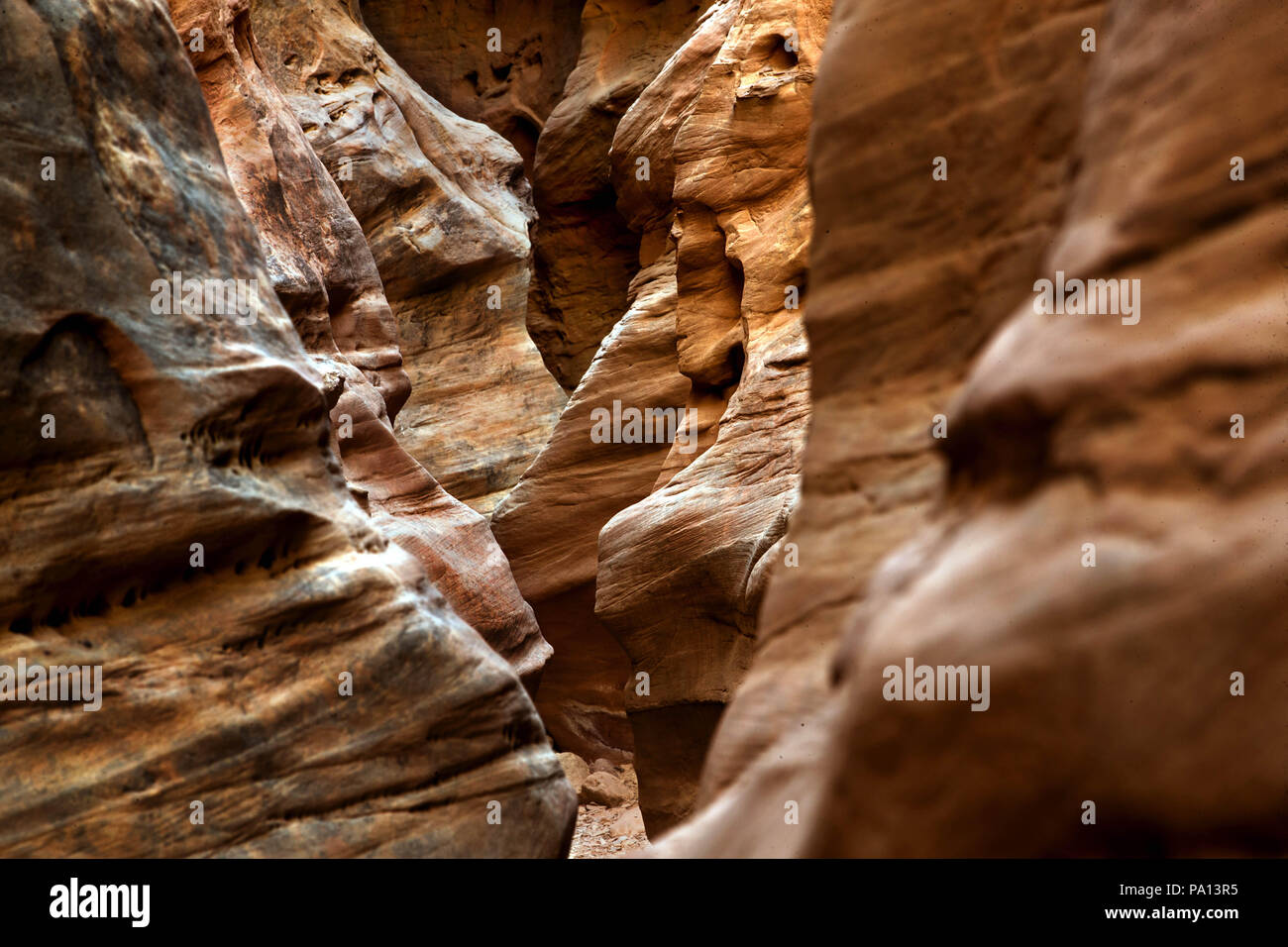 Green River, Utah, Stati Uniti d'America. 1 Luglio, 2018. Le luci che attacca lo slot di arenaria canyon lungo il piccolo cavallo selvaggio canyon in Green River, Utah, domenica 1 luglio 1, 2018. Credito: L.E. Baskow/ZUMA filo/Alamy Live News Foto Stock