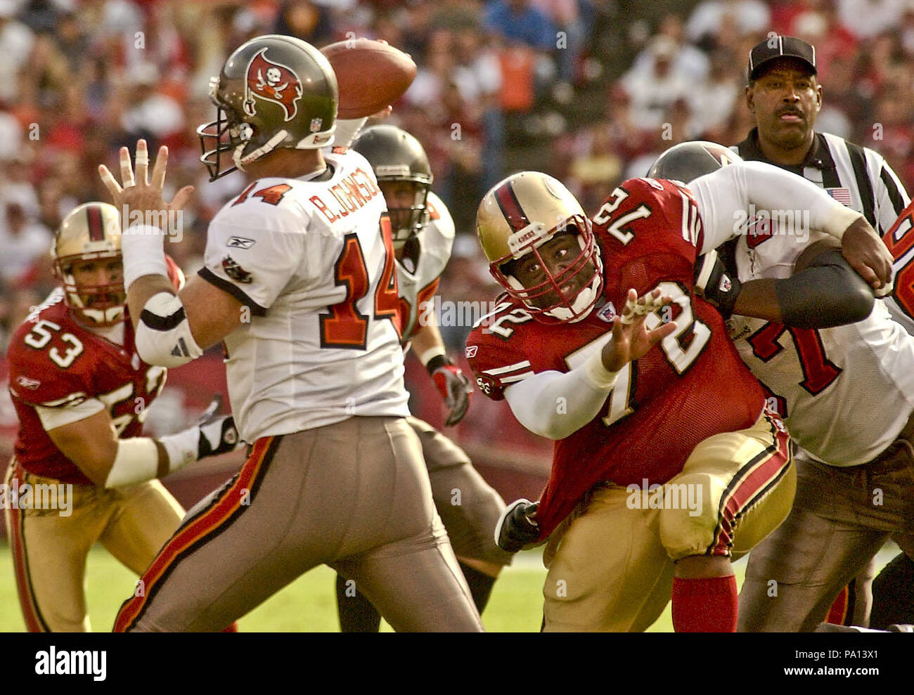 San Francisco, California, Stati Uniti d'America. Xix oct, 2003. San Francisco 49ers difensivo fine Chidi Ahanotu (72) giunchi Tampa Bay Buccaneers quarterback Brad Johnson (14) Domenica, 19 ottobre 2003, a San Francisco, California. Il 49ers sconfitto il Buccaneers 24-7. Credito: Al di Golub/ZUMA filo/Alamy Live News Foto Stock