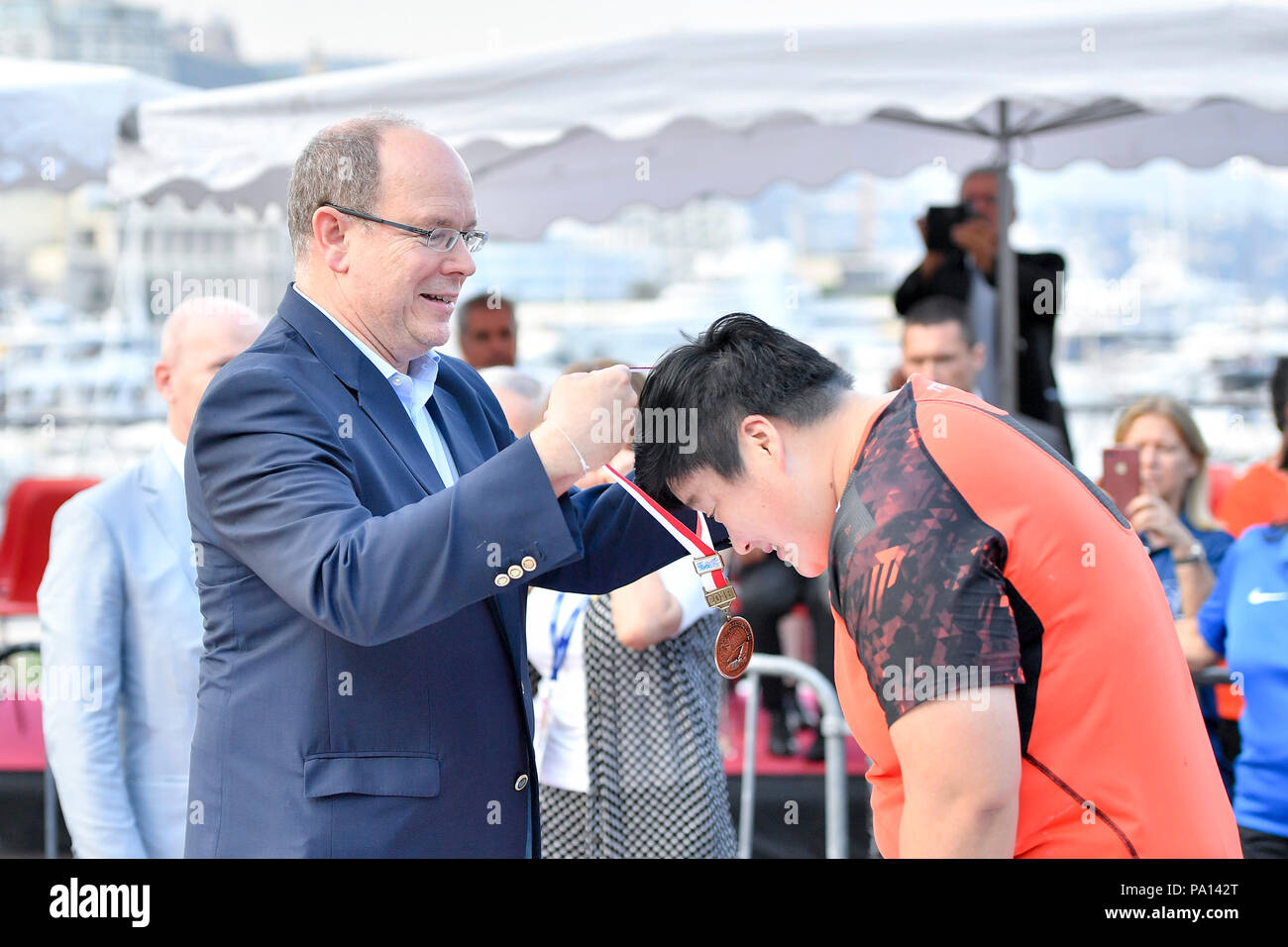 La Condamine. 19 Luglio, 2018. Il principe di Monaco Alberto II (L) awards atleta cinese Gong Lijiao dopo le donne del colpo messo finale della IAAF Diamond League competizioni in La Condamine, il Principato di Monaco il 19 luglio 2018. Il Gong Lijiao rivendicato il titolo con 20.31 metri. Credito: Chen Yichen/Xinhua/Alamy Live News Foto Stock