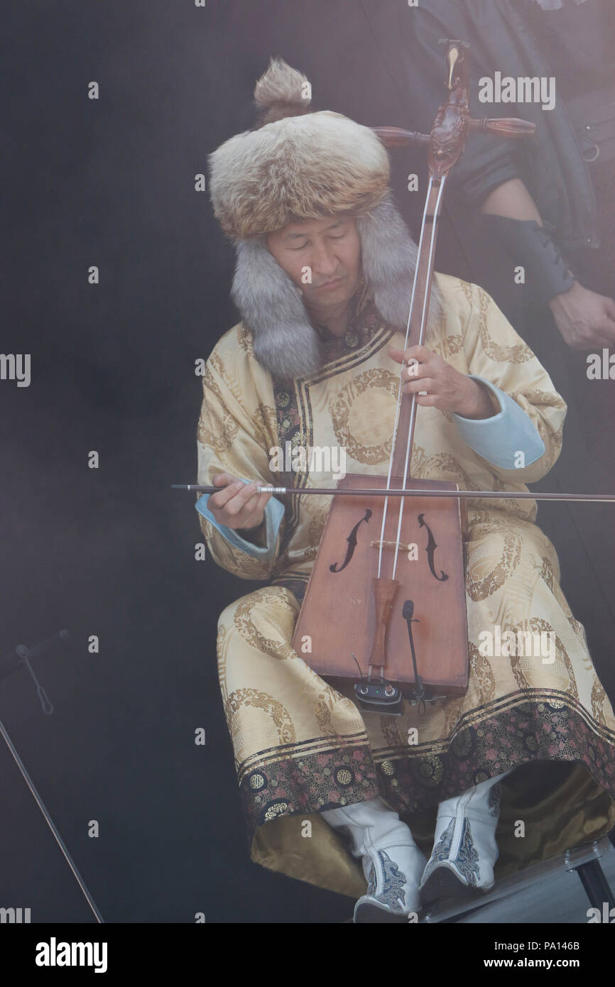 Worm, Germania. Il 19 luglio 2018. Musicista mongolo Enkhjargal Dandarvaanchig a premere la prova del 'Nibelungenfestspielen' In Worms. Il gioco del 17. Stagione del Nibelungen-Festspiele (Nibelung Festival) è chiamato ÔSiegfrieds ErbenÕ (di Siegfried eredi) da autori Feridun Zaimoglu e Gunter Senkel e diretto da Roger Vontobel. Credito: Michael Debets/Alamy Live News Foto Stock