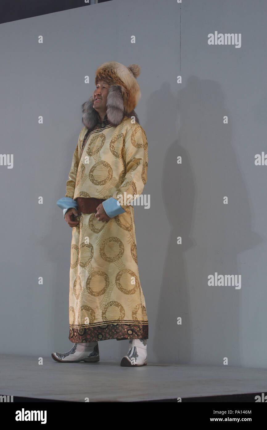 Worm, Germania. Il 19 luglio 2018. Musicista mongolo Enkhjargal Dandarvaanchig a premere la prova del 'Nibelungenfestspielen' In Worms. Il gioco del 17. Stagione del Nibelungen-Festspiele (Nibelung Festival) si chiama 'Siegfrieds Erben" (di Siegfried eredi) da autori Feridun Zaimoglu e Gunter Senkel e diretto da Roger Vontobel. Credito: Michael Debets/Alamy Live News Foto Stock