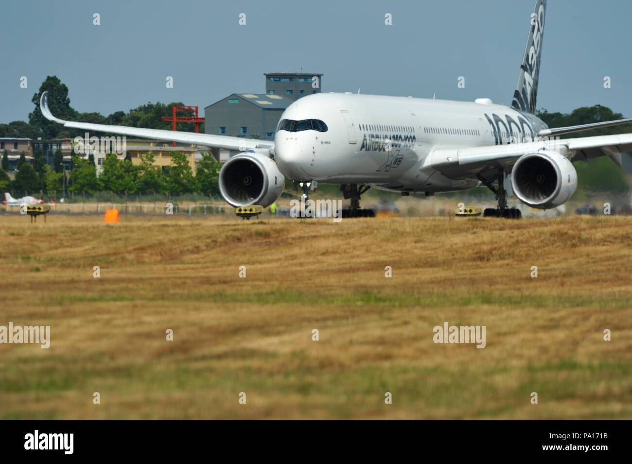 Farnborough, Hampshire, Regno Unito. 19 Luglio, 2018. Un Airbus A350-1000 tenuto spento durante un display sul giorno quattro del Farnborough Airshow Internazionale (FIA) che si sta svolgendo a Farnborough, Hampshire, Regno Unito. L'air show, una vetrina biennale per il settore dell'aviazione, è il più grande del suo genere e attira civile e militare di acquirenti provenienti da tutto il mondo. visitatori professionali sono normalmente in eccesso di centomila persone. Il lato commerciale della mostra viene eseguito fino al 20 Luglio ed è seguita da un fine settimana di aria visualizza destinate al pubblico in generale. Credito: Michael Preston/Alamy Live News Foto Stock