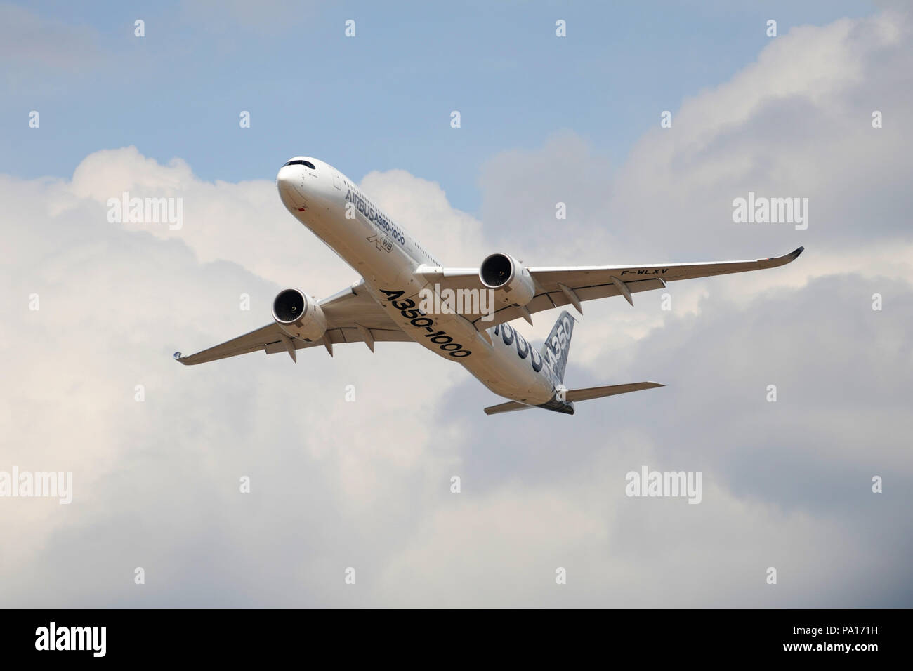 Farnborough, Hampshire, Regno Unito. 19 Luglio, 2018. Un Airbus A350-1000 battenti durante un display sul giorno quattro del Farnborough Airshow Internazionale (FIA) che si sta svolgendo a Farnborough, Hampshire, Regno Unito. L'air show, una vetrina biennale per il settore dell'aviazione, è il più grande del suo genere e attira civile e militare di acquirenti provenienti da tutto il mondo. visitatori professionali sono normalmente in eccesso di centomila persone. Il lato commerciale della mostra viene eseguito fino al 20 Luglio ed è seguita da un fine settimana di aria visualizza destinate al pubblico in generale. Credito: Michael Preston/Alamy Live News Foto Stock