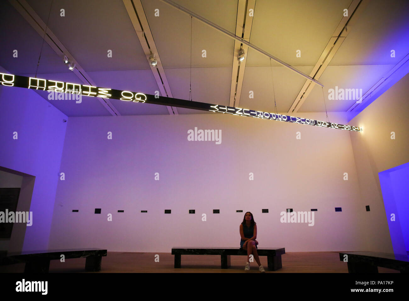 Tate Modern. Londra. Regno Unito 20 luglio 2018 - Un membro del personale appare in un testo a LED scultura, artistÕs iconica serie verità lapalissiana e pavimento (2015), una larga scala di lavoro caleidoscopica che sarà montato a soffitto per la prima volta. Jenny HolzerÕs il lavoro è il più recente di una serie di annuale libero visualizza nell'Artista Camere presso la Tate Modern che si apre al pubblico lunedì 23 luglio 2018. Jenny Holzer (b.1950) è rinomata per il grassetto e basata su testo di installazioni che incorporano la diversità dei mezzi di informazione e un pionieristico uso di tecnologie elettroniche. Credito: Dinendra Haria/Alamy Live News Foto Stock