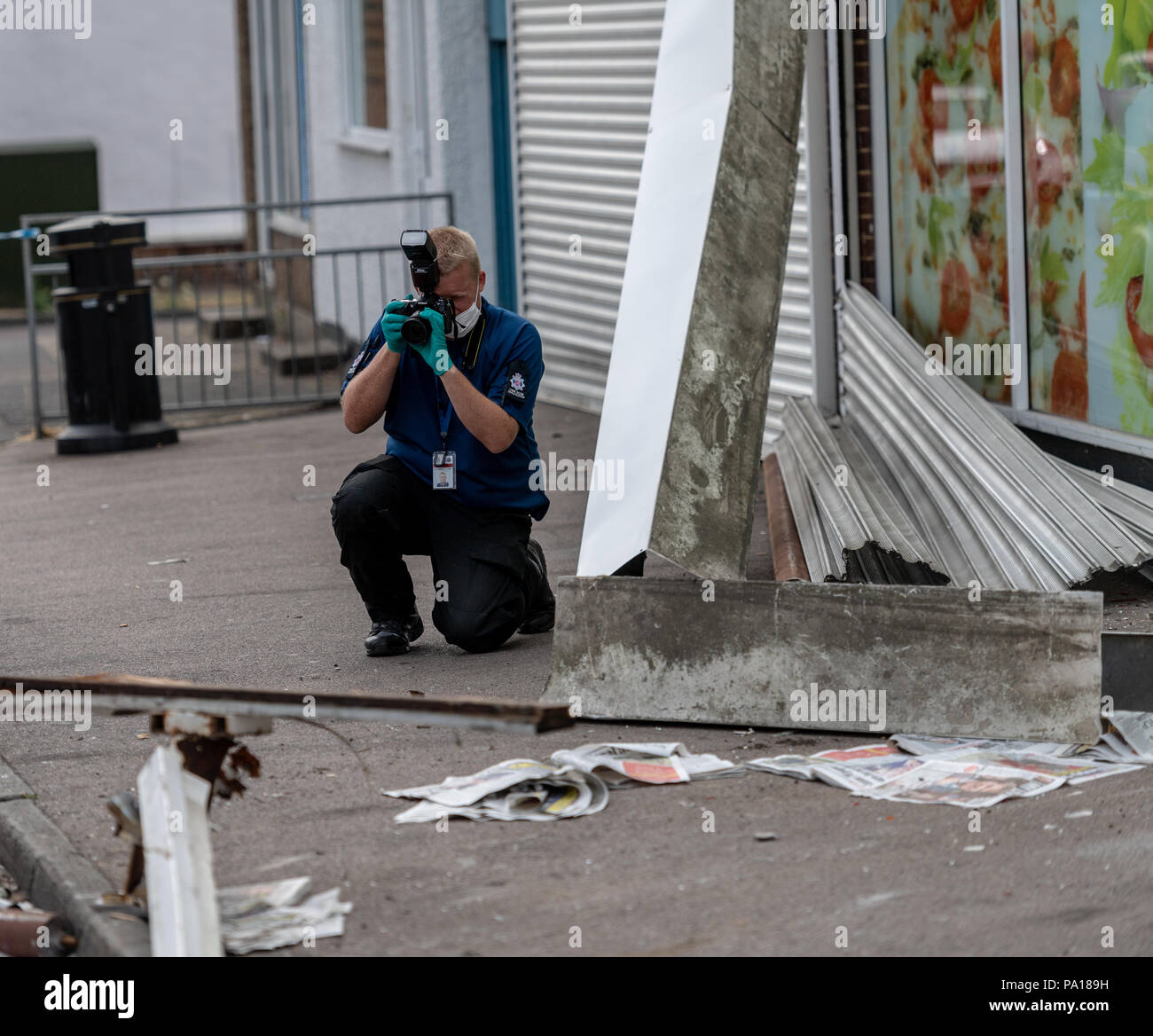 Brentwood, Essex xx luglio 2018 una macchina ATM è stato rubato dalla parete di un co-Marketing Store in Brentwood. Essex polizia sono stati contattati da diversi membri del pubblico a circa 1.20am oggi, venerdì 20 luglio, dopo Ladri destinati al negozio in strada di Rayleigh, Hutton. I sospetti, che indossavano abiti scuri e sottocaschi, utilizzato un Land Rover a schiantarsi contro la parte anteriore del negozio prima quindi utilizzando una smerigliatrice angolare per rimuovere il bancomat dalla parete danneggiata. Credito: Ian Davidson/Alamy Live News Foto Stock