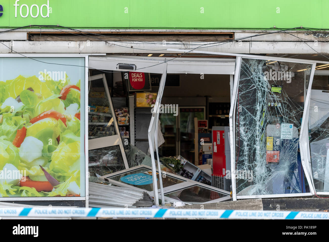 Brentwood, Essex xx luglio 2018 una macchina ATM è stato rubato dalla parete di un co-Marketing Store in Brentwood. Essex polizia sono stati contattati da diversi membri del pubblico a circa 1.20am oggi, venerdì 20 luglio, dopo Ladri destinati al negozio in strada di Rayleigh, Hutton. I sospetti, che indossavano abiti scuri e sottocaschi, utilizzato un Land Rover a schiantarsi contro la parte anteriore del negozio prima quindi utilizzando una smerigliatrice angolare per rimuovere il bancomat dalla parete danneggiata. Credito: Ian Davidson/Alamy Live News Foto Stock