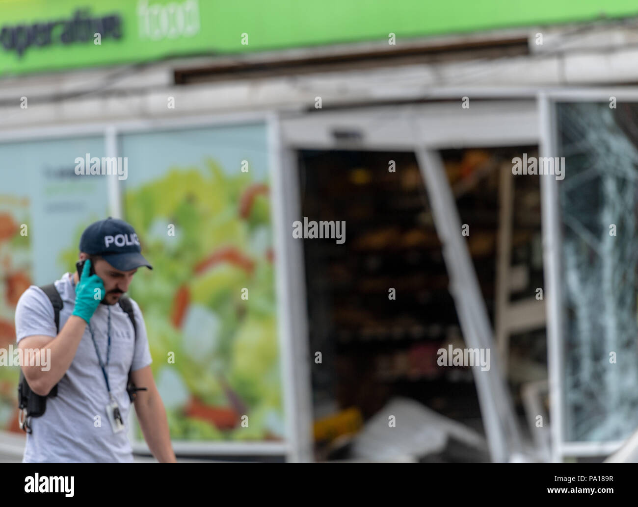 Brentwood, Essex xx luglio 2018 una macchina ATM è stato rubato dalla parete di un co-Marketing Store in Brentwood. Essex polizia sono stati contattati da diversi membri del pubblico a circa 1.20am oggi, venerdì 20 luglio, dopo Ladri destinati al negozio in strada di Rayleigh, Hutton. I sospetti, che indossavano abiti scuri e sottocaschi, utilizzato un Land Rover a schiantarsi contro la parte anteriore del negozio prima quindi utilizzando una smerigliatrice angolare per rimuovere il bancomat dalla parete danneggiata. Credito: Ian Davidson/Alamy Live News Foto Stock