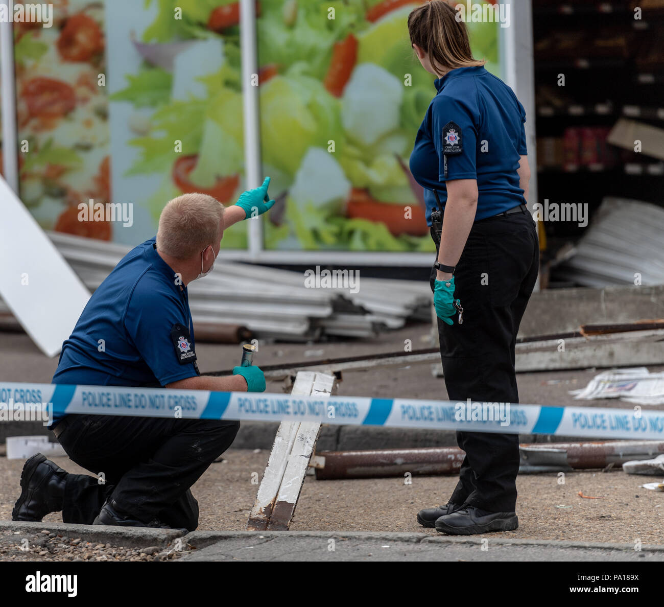 Brentwood, Essex xx luglio 2018 una macchina ATM è stato rubato dalla parete di un co-Marketing Store in Brentwood. Essex polizia sono stati contattati da diversi membri del pubblico a circa 1.20am oggi, venerdì 20 luglio, dopo Ladri destinati al negozio in strada di Rayleigh, Hutton. I sospetti, che indossavano abiti scuri e sottocaschi, utilizzato un Land Rover a schiantarsi contro la parte anteriore del negozio prima quindi utilizzando una smerigliatrice angolare per rimuovere il bancomat dalla parete danneggiata. Credito: Ian Davidson/Alamy Live News Foto Stock