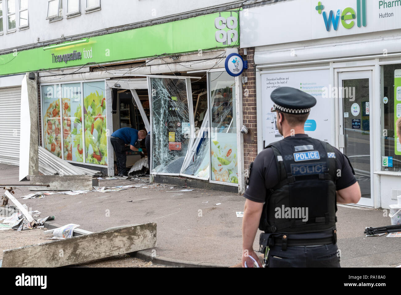 Brentwood, Essex xx luglio 2018 una macchina ATM è stato rubato dalla parete di un co-Marketing Store in Brentwood. Essex polizia sono stati contattati da diversi membri del pubblico a circa 1.20am oggi, venerdì 20 luglio, dopo Ladri destinati al negozio in strada di Rayleigh, Hutton. I sospetti, che indossavano abiti scuri e sottocaschi, utilizzato un Land Rover a schiantarsi contro la parte anteriore del negozio prima quindi utilizzando una smerigliatrice angolare per rimuovere il bancomat dalla parete danneggiata. Credito: Ian Davidson/Alamy Live News Foto Stock