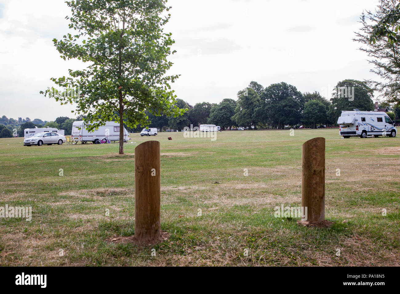 Northampton. U.K. Il 19 maggio 2018. I viaggiatori spostato sul Abington Park mercoledì pomeriggio ed è stato visitato dalla polizia ieri, nonostante montanti essendo eretto intorno al parco per arrestare il problema, (la quarta volta in quattro mesi) gli ingressi sono ancora in attesa di avere telescopico in metallo installati posti, nuovi segni sono stati eretti che non possono essere applicati fino a quando gli ingressi sono protetti. Credito: Keith J Smith./Alamy Live News Foto Stock