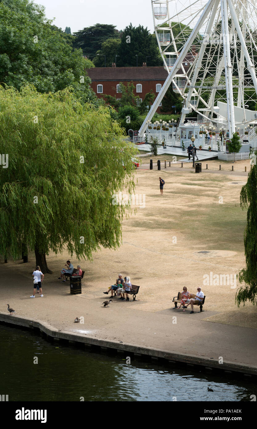 Stratford-upon-Avon, Regno Unito. Il 20 luglio 2018. Stratford-upon-Avon, Warwickshire, Inghilterra, Regno Unito. Il Riverside prati nella cittadina turistica di Stratford-upon-Avon guardare riarsa con il continuo caldo secco meteo. Le persone a rilassarsi lungo il fiume Avon. Credito: Colin Underhill/Alamy Live News Foto Stock