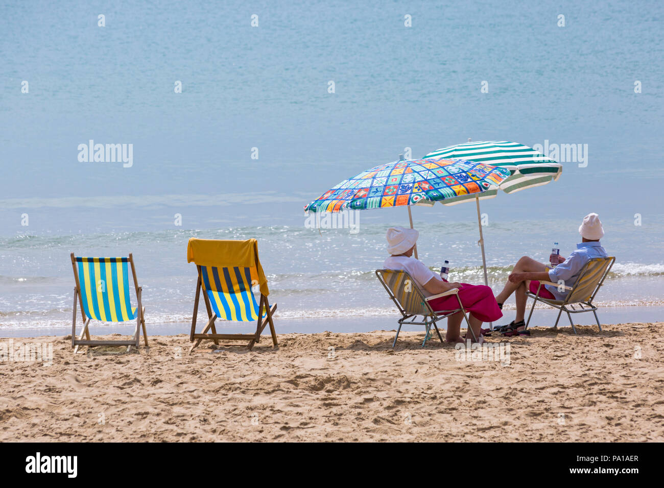 Bournemouth Dorset, Regno Unito. Il 20 luglio 2018. Regno Unito: clima caldo e umido con sole nebuloso a Bournemouth, come sunseekers in testa al mare a Bournemouth spiagge per godersi il bel tempo. Accoppiare il relax in riva al mare. Credito: Carolyn Jenkins/Alamy Live News Foto Stock