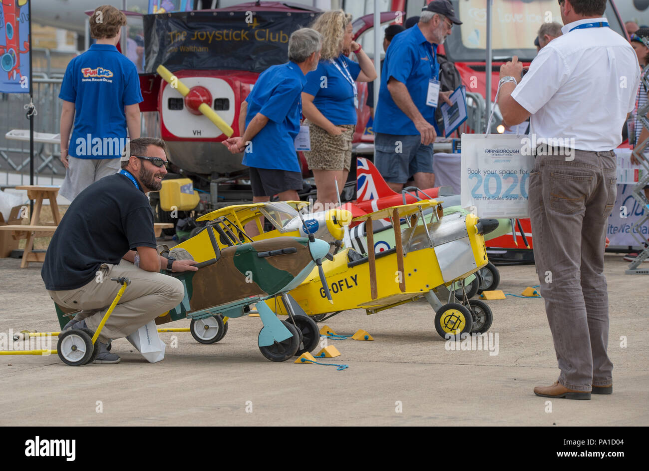 Farnborough, Hampshire, Regno Unito. 20 Luglio, 2018. Giornata conclusiva della biennale Farnborough Commercio Internazionale FIA Airshow2018, tipicamente un giorno di transizione come i clienti business lasciare in getti di VIP e i membri del pubblico arriva a guardare il build-up per il weekend airshow di pubblico. Uno squadrone di pedale per bambini powered aerei sono schierate per il weekend di pubblico. Credito: Malcolm Park/Alamy Live News. Foto Stock