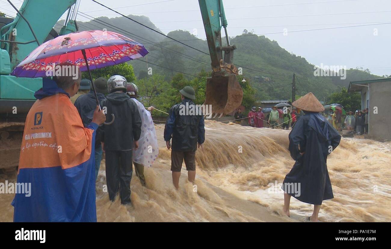 Hanoi. Il 20 luglio, 2018. Foto scattata a luglio 20, 2018 mostra colpite dalle alluvioni nella regione figlio La Provincia del Vietnam. Acquazzone e inondazioni che hanno innescato dal tifone figlio Tinh ucciso otto persone e lasciato 20 altri mancanti nel Vietnam centrale e regioni del nord, secondo centrali del paese dal Comitato direttivo per la catastrofe naturale la prevenzione e il controllo nella serata di venerdì. Credito: VNA/Xinhua/Alamy Live News Foto Stock