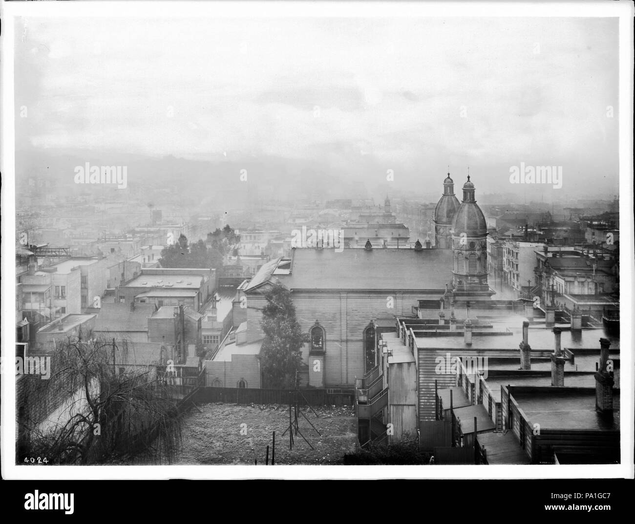 699 Vista generale di San Francisco in serata da Russian Hill, ca.1905 (CHS-4024) Foto Stock