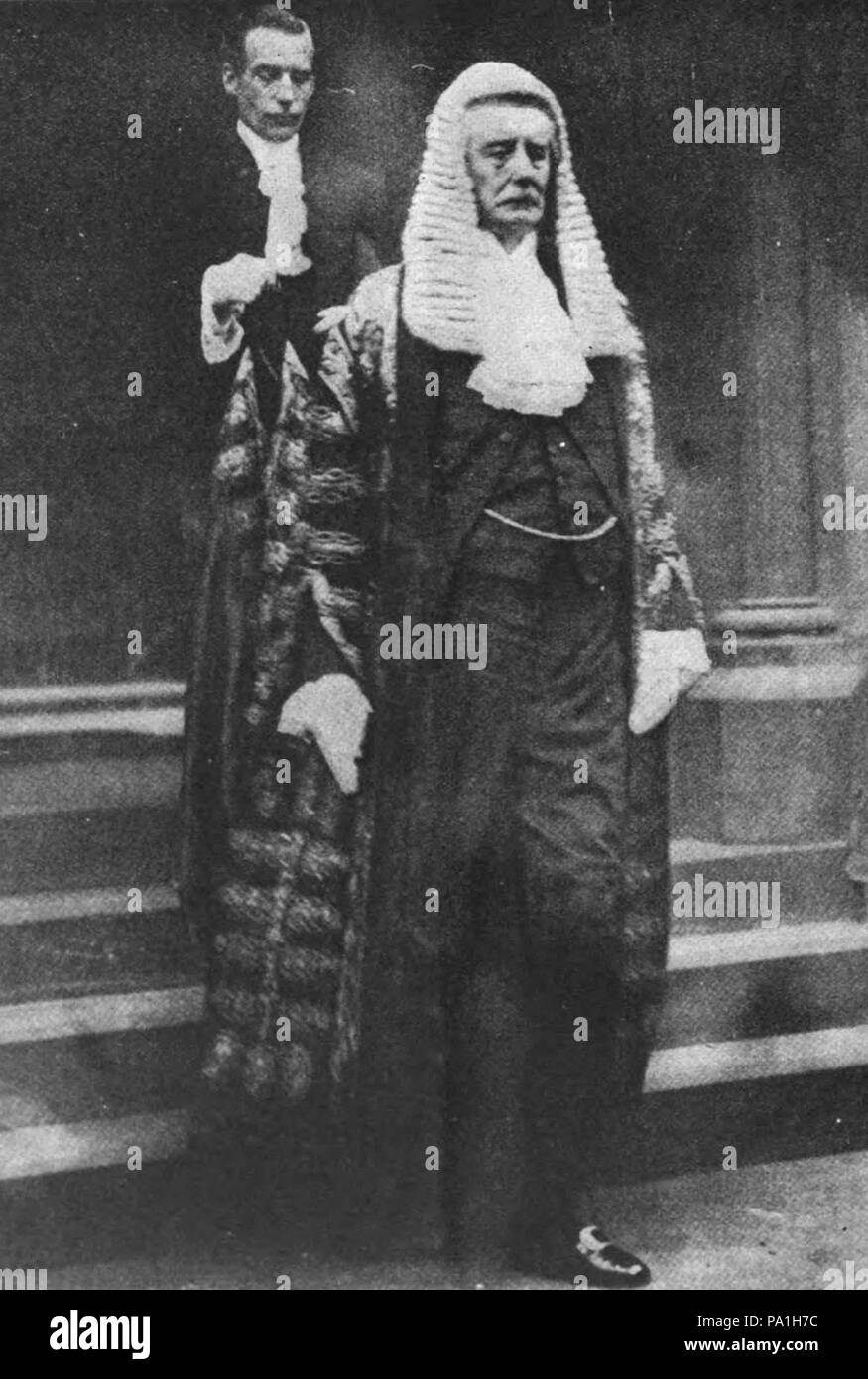 . Inglese: Visconte Grotta lasciando i tribunali di Londra, dopo essere stato prestato giuramento come Lord Cancelliere. entro e non oltre il 1922 703 George Cave, primo Visconte grotta Foto Stock