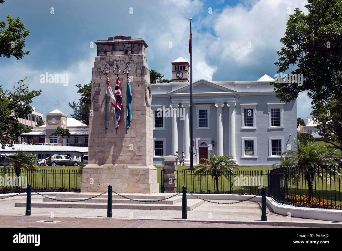 Il cenotafio memorial per coloro che sono morti nelle guerre mondiali sorge nella parte anteriore del mobiletto edificio, ad Hamilton, Bermuda. Foto Stock