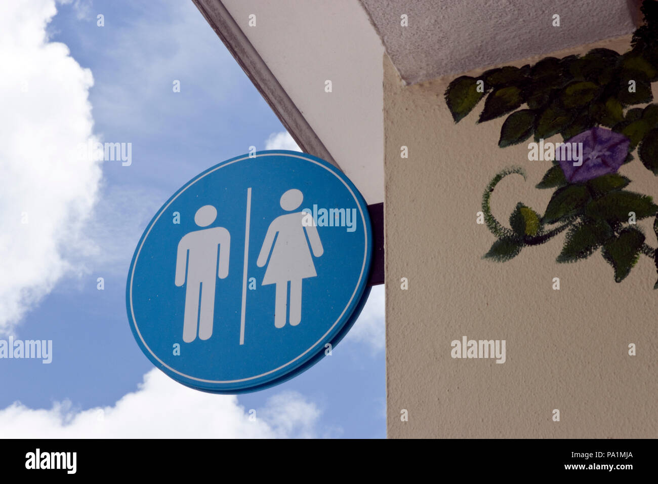 Segno per servizi igienici pubblici nel quartiere dello shopping di Hamilton, Bermuda. Foto Stock