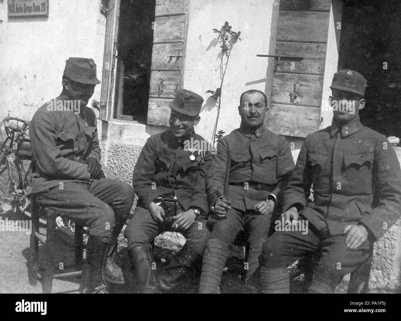 653 Prima Guerra Mondiale, tableau, uniforme, uomini, barrack, fotocamera, divertente, cortile, medaglia, motociclo Fortepan 12628 Foto Stock
