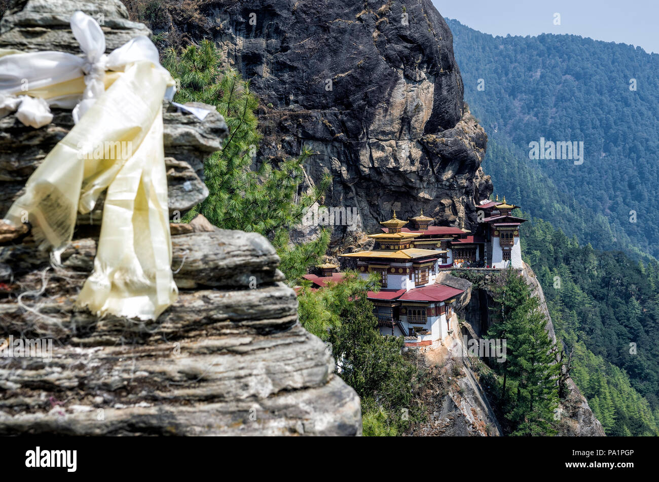 Punto di vista del monastero di Taktshang, Bhutan - Tigers Nest monastero anche sapere come Taktsang Palphug monastero. Questa immagine è intenzionalmente sfocato il bla Foto Stock