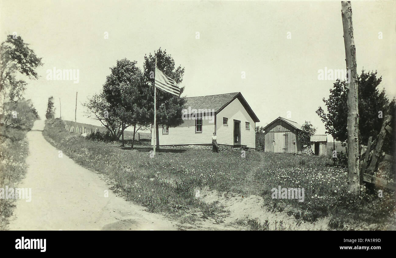 . Inglese: Wrights' Corner scuola nel nord Edmeston. La strada indicata porta ad ovest Edmeston. prima di 1923 606 Edmeston NY Dist 08 Wrights angolo N ed a scuola Foto Stock