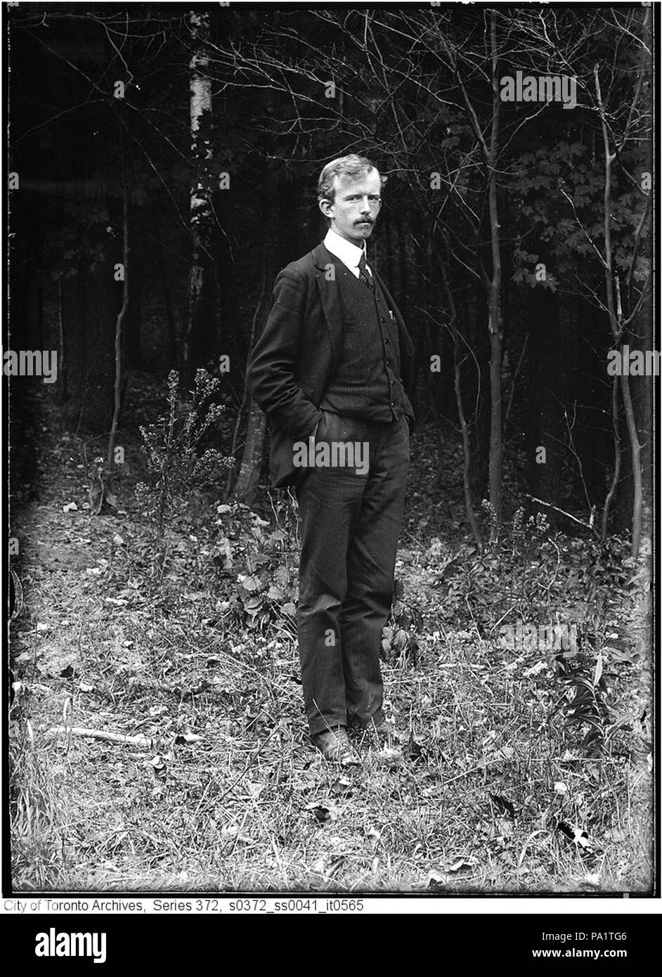 . Inglese: Arthur S. Goss come un giovane (1900): a piena lunghezza ritratto nel bosco impostazione. Negativo originale da sconosciuti. 1900 (File creato 2005-09-29 07:07:45) 158 Arthur Goss come giovane (1900) Foto Stock