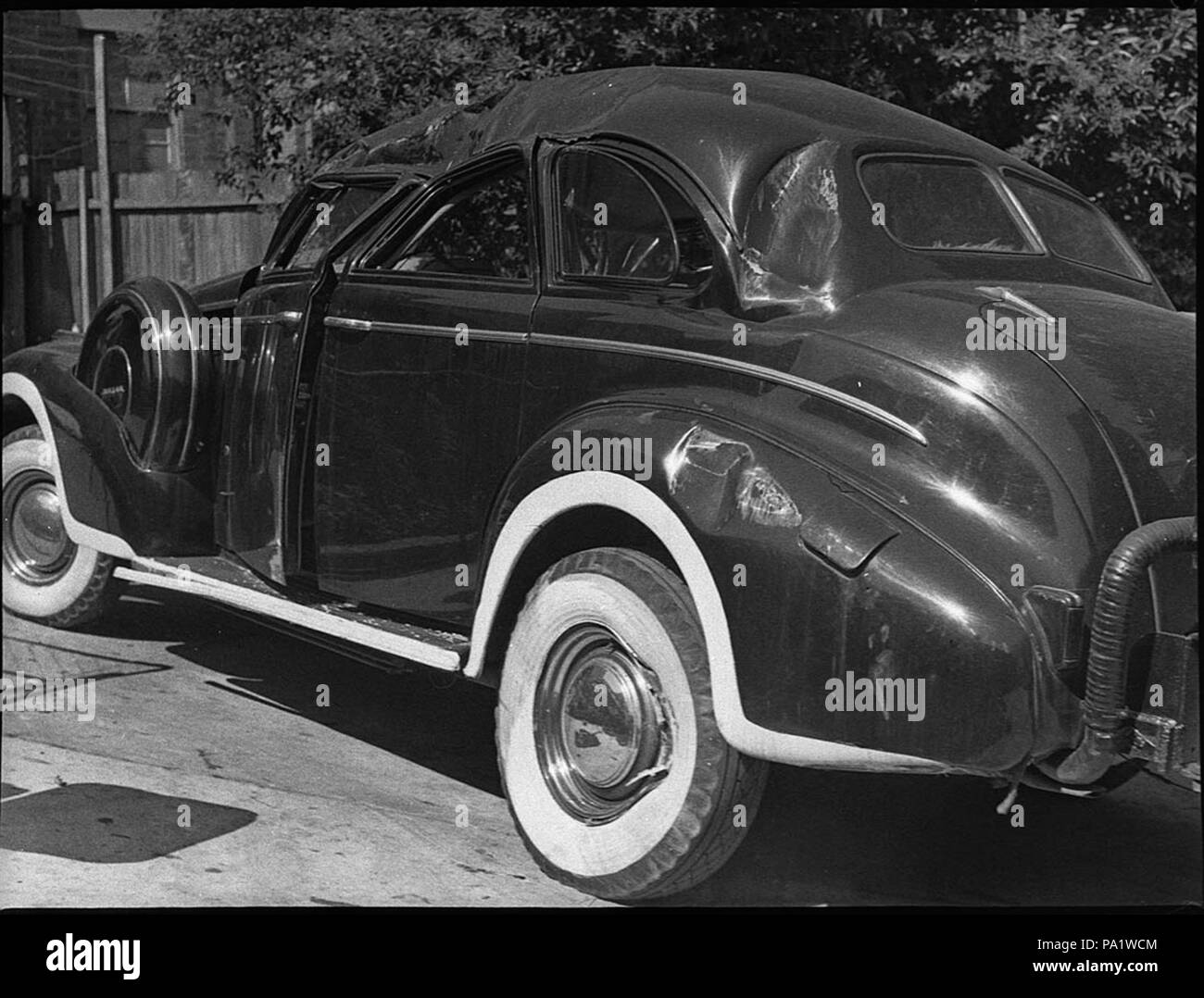 253 SLNSW 29341 fracassato Hoyts Buick 41 840 1940 Berlina con faro blackout e posteriore gas di carbone produttore Stanmore Foto Stock
